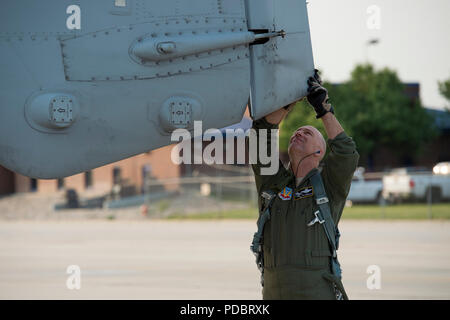 Col. Tim Donnellan, 124Fighter Wing Commander, conduce una passeggiata di preflight INTORNO A-10 Thunderbolt II in campo Gowen Boise, Idaho 2 agosto 2018. Un preflight consente al pilota di controllare visivamente le principali componenti di volo su un aereo. (U.S. Air National Guard foto di Master Sgt. Joshua Allmaras) Foto Stock