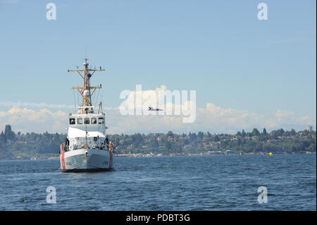 L'equipaggio del guardacoste Pesce spada funziona come una piattaforma per la protezione mobile come un membro dell'U.S. Navy Blue Angels esegue oltre il Lago Washington in Seattle, e il Agosto 4, 2018. Coast Guard equipaggi applicate una zona di sicurezza sul lago durante l'air show per garantire la sicurezza del pubblico dai pericoli potenziali associati con la antenna annuale visualizza. Stati Uniti Coast Guard foto di Sottufficiali Amanda Norcross. Foto Stock