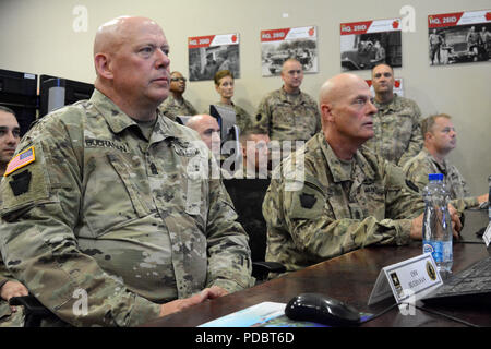 CAMP ARIFJAN, Kuwait - Pennsylvania's top due capi militari recentemente è volato a Kuwait per imparare circa la missione della Pennsylvania i membri di guardia dispiegato nella regione del Golfo. L'aiutante generale, Air Force Il Mag. Gen. Anthony carrelli, e arruolati Senior Advisor - giunto, il comando Sgt. Il Mag. Harry Buchanan visitato Task Force Spartan agosto 2-3, 2018. Foto Stock