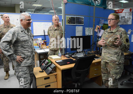 CAMP ARIFJAN, Kuwait - Pennsylvania's top due capi militari recentemente è volato a Kuwait per imparare circa la missione della Pennsylvania i membri di guardia dispiegato nella regione del Golfo. L'aiutante generale, Air Force Il Mag. Gen. Anthony carrelli, e arruolati Senior Advisor - giunto, il comando Sgt. Il Mag. Harry Buchanan visitato Task Force Spartan agosto 2-3, 2018. Foto Stock