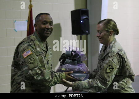 Lt. Col. Mike Navarro riceve un cesto di frutta dopo il suo discorso di commiato come l'uscita comandante del battaglione della truppa 104th comando durante un cambio del comando cerimonia di Lt. Col. Lionel A. Jackson Armory, e il agosto 4. Navarro ha servito come comandante del battaglione della truppa 104th comando dal maggio 2016 al maggio 2018. Foto Stock