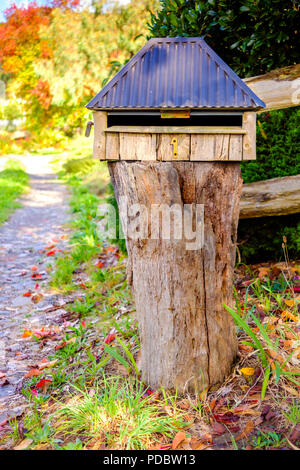 Australian casa in legno fatti a mano letterbox con il numero uno installato su frontyard Foto Stock