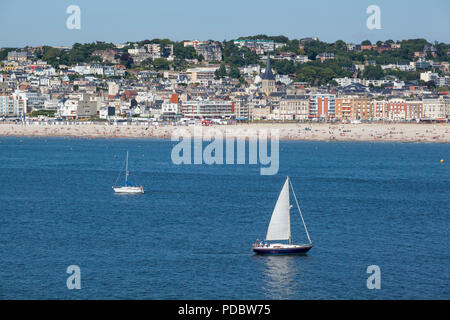 Una vista dal mare che mostra le barche a vela di fronte alla spiaggia a Sainte Adresse, Le Havre, Normandia, Francia Foto Stock