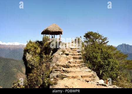 Capanna e Inca Trail percorso di pietra al vertice di Machu Picchu Mountain (Montaña Machupicchu) a 3082 metri sopra il livello del mare. Il Perù. Lug 2018 Foto Stock