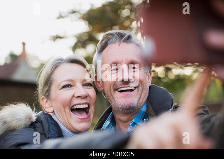 Felice, giocoso coppia matura tenendo selfie Foto Stock