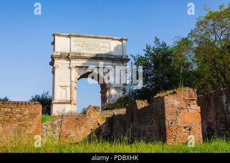 Roma, Italia. Il Foro Romano. Arco di Tito. Foto Stock