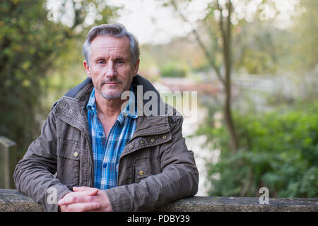 Ritratto fiducioso uomo senior in posizione di parcheggio Foto Stock