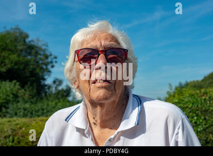 Ipovedenti donna affetti da degenerazione maculare senile Foto Stock