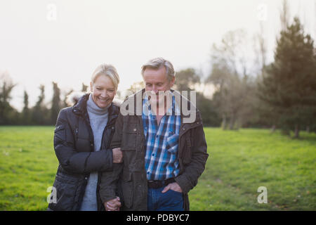 Felice, affettuosa coppia matura camminando sul parco Foto Stock