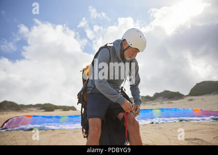 Maschio preparazione di parapendio di sunny beach Foto Stock