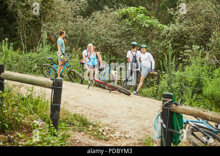 Gli amici della mountain bike, appoggiato sul sentiero Foto Stock