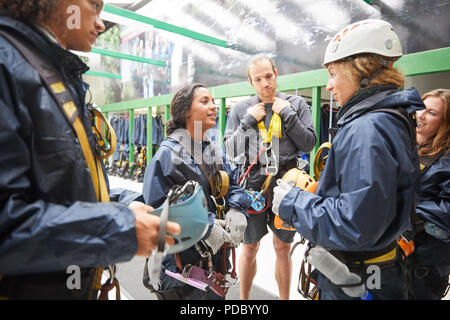 Amici preparazione zip apparecchiature di linea Foto Stock