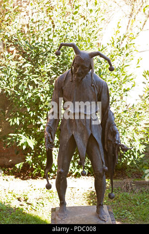 Jester statua a casa di Rigoletto a Mantova, Italia. Il buffone humpbacked despicts l'incostanza della fortuna. Foto Stock