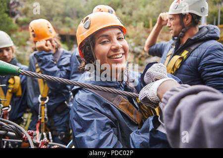 Ritratto di donna sorridente fodera zip Foto Stock