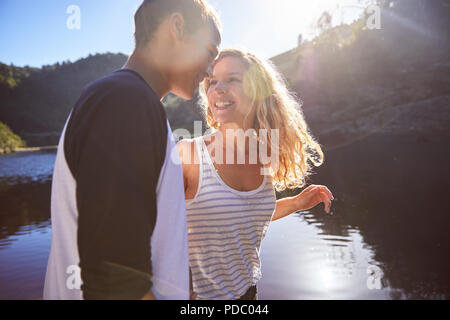 Affettuosa e spensierato giovane a sunny estate lago Foto Stock