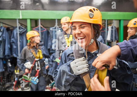 Ridendo donna preparazione zip apparecchiature di linea Foto Stock