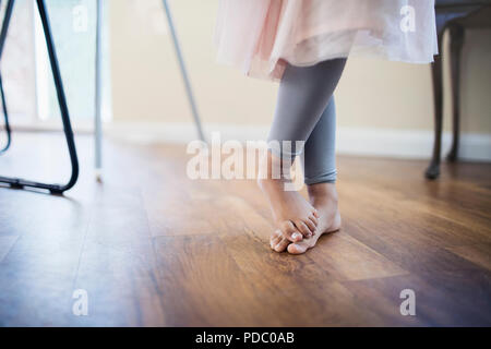 Sezione bassa carina ragazza a piedi nudi in tutù e gambali Foto Stock