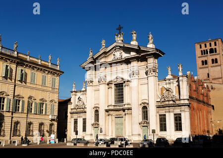 Facciate di Palazzo Sordello e Duomo di Mantova, visto dalla Piazza Sordello, a Mantova, Italia. La cattedrale barocca è dedicata a San Pietro. Foto Stock