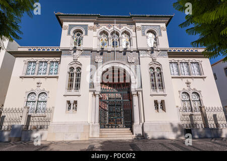 Il Banco de Portugal, Praça Dom Francisco Gomes, dall'architetto Adães Bermudes, Faro, Algarve, PORTOGALLO Foto Stock