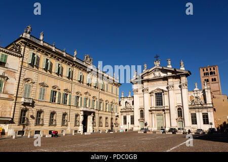 Facciate di Palazzo Sordello e Duomo di Mantova, visto dalla Piazza Sordello, a Mantova, Italia. La cattedrale barocca è dedicata a San Pietro. Foto Stock