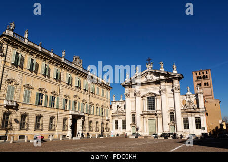 Facciate di Palazzo Sordello e Duomo di Mantova, visto dalla Piazza Sordello, a Mantova, Italia. La cattedrale barocca è dedicata a San Pietro. Foto Stock