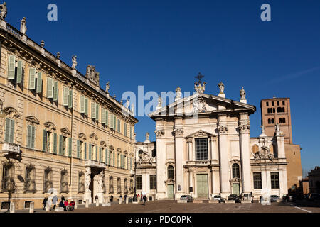 Facciate di Palazzo Sordello e Duomo di Mantova, visto dalla Piazza Sordello, a Mantova, Italia. La cattedrale barocca è dedicata a San Pietro. Foto Stock