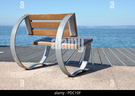 Banco di vuoto che si affaccia sul lago Foto Stock