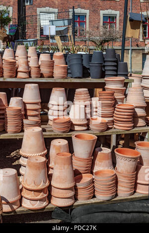 Vari fatti a mano vasi in ceramica su scaffali in copenhagen, Danimarca Foto Stock