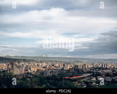 Vista aerea della città di Yerevan su giorno nuvoloso, Armenia Foto Stock