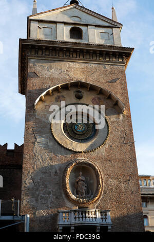 La Torre dell'Orologio a Mantova, Italia. La torre si affaccia sulla Piazza delle Erbe pubblica piazza. Foto Stock