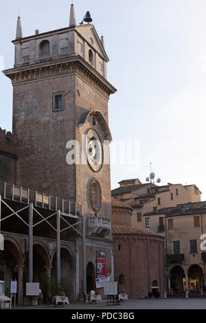 La Torre dell'Orologio a Mantova, Italia. La torre si affaccia sulla Piazza delle Erbe pubblica piazza. Foto Stock