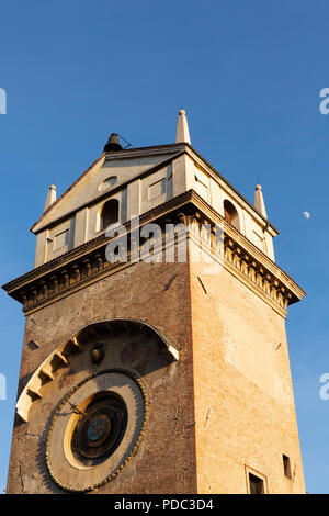 La Torre dell'Orologio a Mantova, Italia. La torre si affaccia sulla Piazza delle Erbe pubblica piazza. Foto Stock