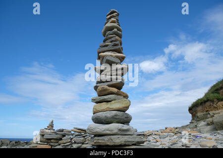 Pietre impilate in alto sulla soleggiata spiaggia delle Orkney, Agosto 2018 Foto Stock