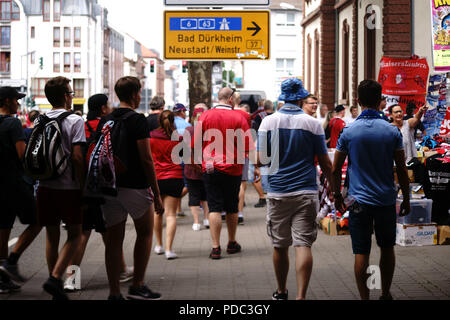 Kaiserslautern, Germania - 28 Luglio 2018: i fan del club di calcio 1. FC Kaiserslautern e TSV 1860 Monaco di Baviera dopo una partita del 3. Bundesliga il 2 luglio Foto Stock