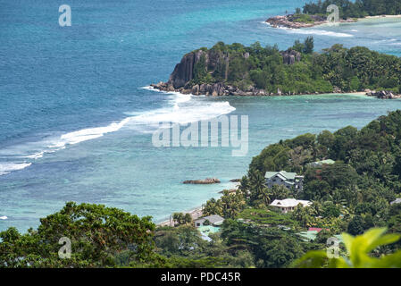 Costa meridionale di Mahé Seychelles con case di granito e formazioni di roccia Foto Stock