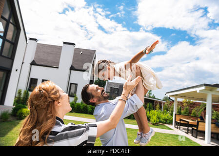 Gioioso uomo positivo tenendo la sua figlia Foto Stock