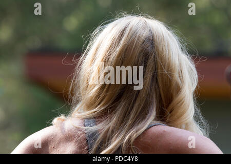 Capelli biondi sulla parte posteriore della testa, evidenziato da sole, vicino e modello rilasciato. Foto Stock