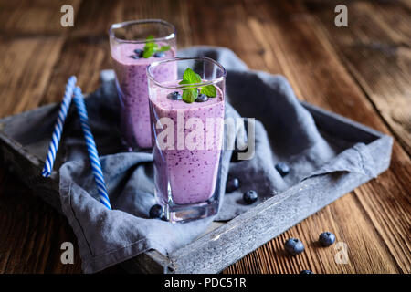 Uno stile di vita sano rinfrescante mirtillo bere il succo è mostrato in un  bicchiere e una caraffa isolato su un fondo bianco con SLI Foto stock -  Alamy