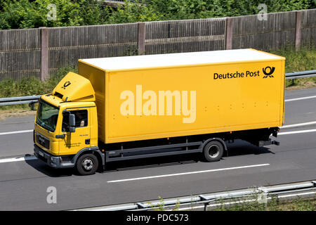 Deutsche Post carrello su autostrada. Deutsche Post offre 61 milioni di lettere ogni giorno in Germania, rendendolo più grande d'Europa tali società. Foto Stock