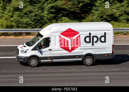 Consegna dpd van su autostrada. DPDgroup è la international parcel delivery network di Stato francese di proprietà del servizio postale di La Poste. Foto Stock