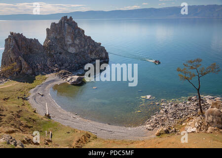 Mountain 'Shamanka', Burkhan Cape, uno dei nove luoghi più sacri in Asia sull isola di Olkhon sul lago Baikal in Siberia Russia Foto Stock