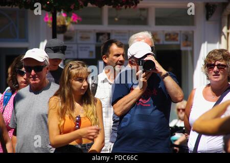 Anziani fotografo Fotografie di Sidmouth Folk Festival, nel trafficato centro della città. East Devon, Regno Unito. Agosto, 2018. Foto Stock