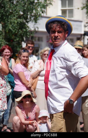 Bambini il mago, Street di eseguire trucchi di giocoleria a Sidmouth Folk Festival. East Devon, Regno Unito. Agosto, 2018. Foto Stock