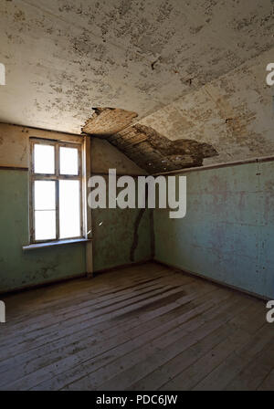 All'interno di una casa abbandonata a Kolmanskop, un ex diamond-città di miniere abbandonate al deserto del Namib negli anni cinquanta. Foto Stock