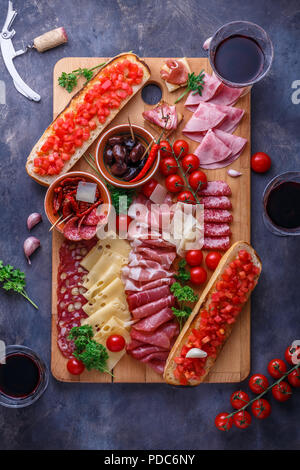 Consiglio di salumi, formaggio e pane con vino Foto Stock