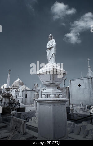 Vecchio Cimitero lady statua. Utilizzate il filtro a raggi infrarossi. Nei toni del blu Foto Stock