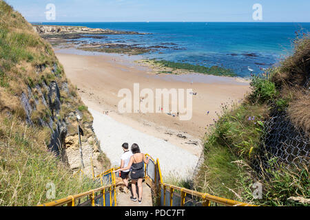 Passi verso il basso a Marsden Bay, Strada Costiera, Marsden, South Shields, Tyne and Wear, England, Regno Unito Foto Stock