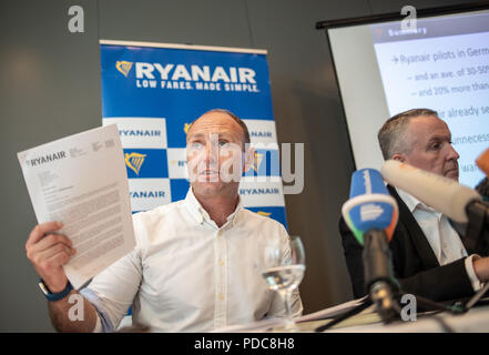 Frankfurt am Main, Germania. 08 Ago, 2018. Kenny Jacobs (l), Direttore Marketing di Ryanair, e Peter Bellew (r), Operations Manager per il traffico aereo, sedersi sul podio a Ryanair conferenza stampa. I piloti' Association Cockpit in precedenza aveva invitato tutti i piloti assunti presso il tedesco basi di Ryanair per andare in sciopero per 24 ore su 10 Agosto. Credito: Frank Rumpenhorst/dpa/Alamy Live News Foto Stock