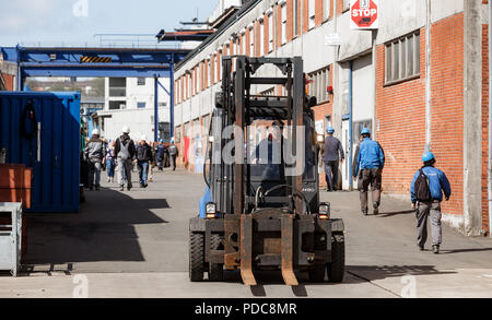 Flensburg, Germania. 03 Maggio, 2018. I lavoratori di FSG-Werft (Flensburger Schiffbau-Gesellschaft mbH & Co. KG) a piedi attraverso il sito del cantiere. Credito: Markus Scholz/dpa/Alamy Live News Foto Stock
