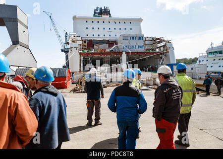 Flensburg, Germania. 03 Maggio, 2018. I lavoratori di FSG-Werft (Flensburger Schiffbau-Gesellschaft mbH & Co. KG) sono in piedi sul cantiere locali. Credito: Markus Scholz/dpa/Alamy Live News Foto Stock